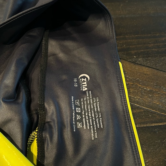 ZYIA 🌙 | NWOT Neon Yellow Metallic Light n Tight Hi-Rise Leggings 24” - Picture 5 of 6